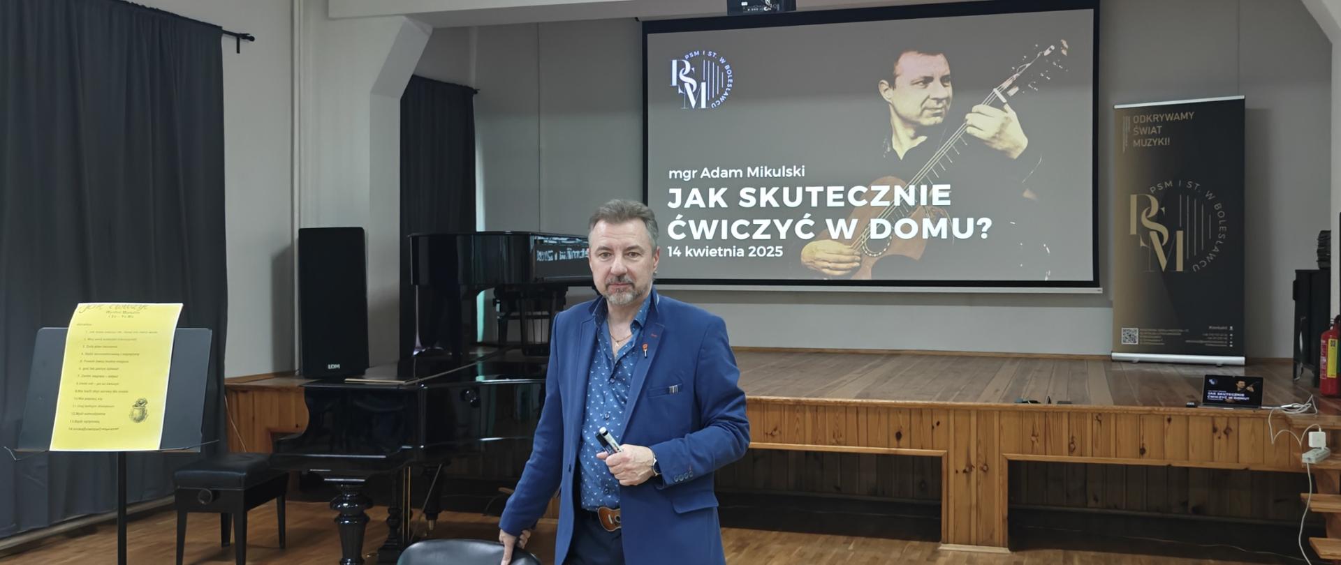 Zdjęcie przedstawiające prowadzącego spotkanie z uczniami i ich rodzicami pod hasłem: „Jak skutecznie ćwiczyć w domu?” - przez pana Adama Mikulskiego w auli szkoły 14 kwietnia 2025 r.