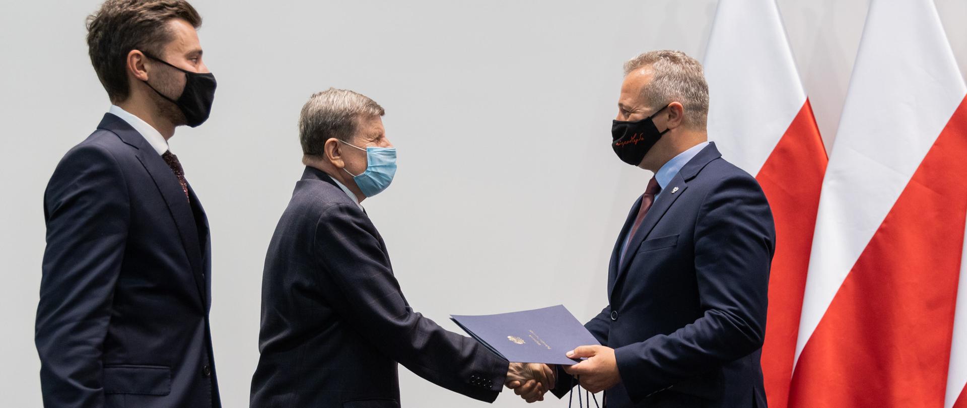 Uroczystość przekazania spółkom wodnym umów na dofinansowanie z rządowych środków. Moment wręczenia umowy przez Wojewodę Kujawsko-Pomorskiego.. 