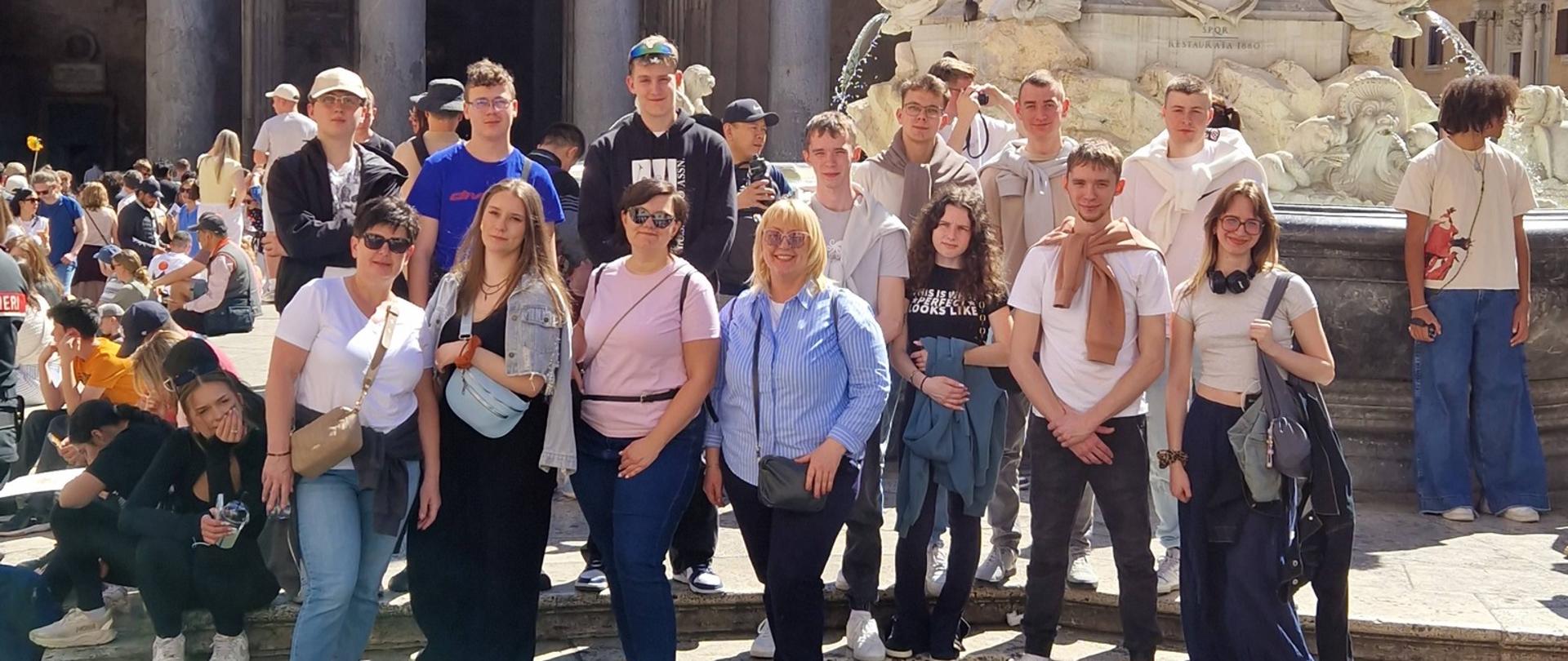 Uczniowie podczas wycieczki wraz z wychowawcami 