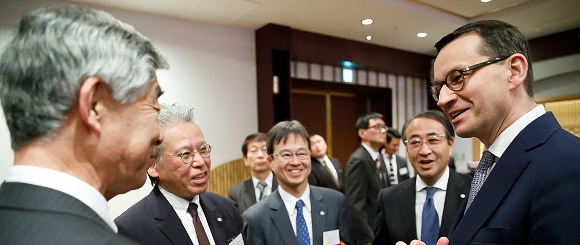 Premier rozmawia z mężczyznami.