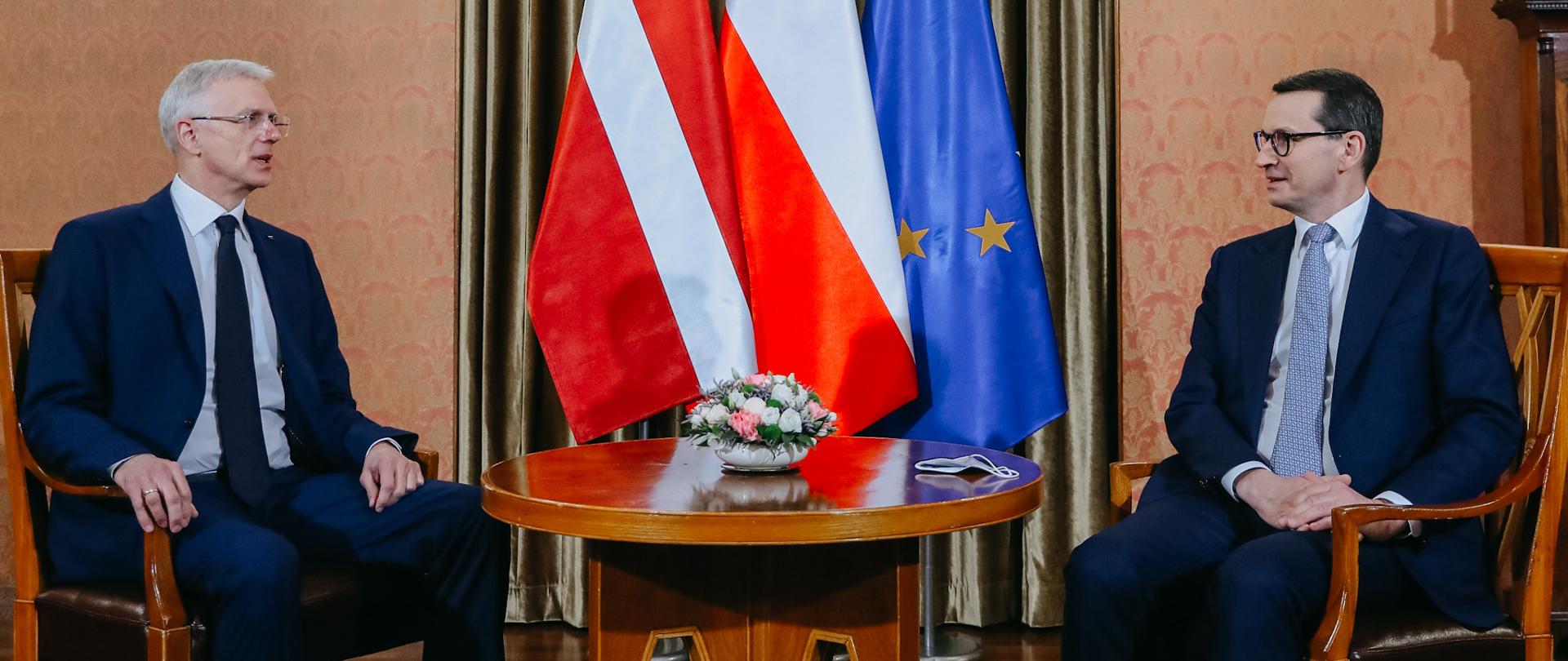 Premier i premier Łotwy siedzą przy stole.