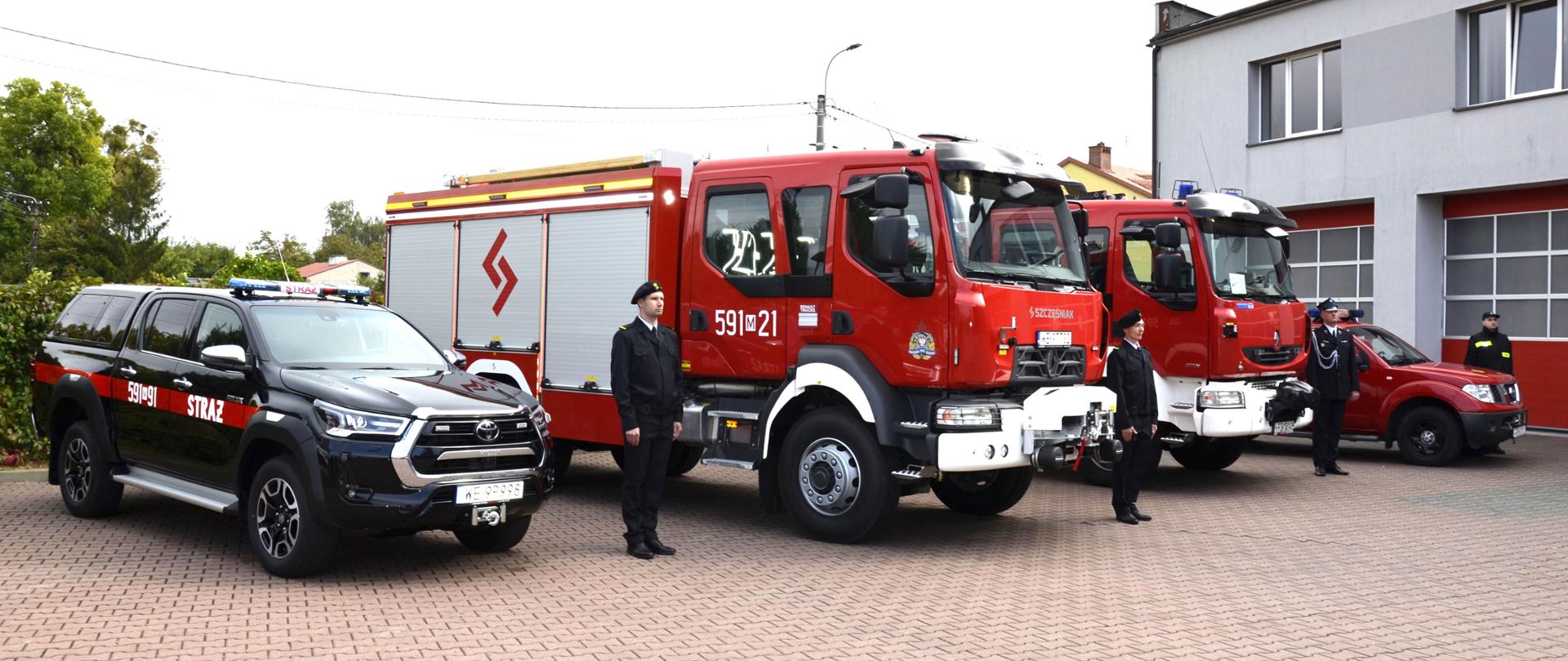 W dniu 6 października 2023 r. na placu przed Komendą Powiatową Państwowej Straży Pożarnej w Przasnyszu odbył się uroczysty apel z okazji przekazania nowych samochodów pożarniczych dla Komendy Powiatowej Państwowej Straży Pożarnej w Przasnyszu oraz z Komendy Powiatowej używanych pojazdów do dalszego pełnienia służby w Jednostkach Ochotniczych Straży Pożarnych w Chorzelach i Pawłowie Kościelnym.
Uroczystość rozpoczęła się od złożenia meldunku przez dowódcę uroczystości Panu Maciejowi Wąsikowi – Sekretarzowi Stanu w Ministerstwie Spraw Wewnętrznych i Administracji, który dokonał przeglądu pododdziałów i przywitał się z pocztami sztandarowymi. Następnie podniesiono flagę państwową i odegrano Mazurek Dąbrowskiego Hymn Polski.
Po oficjalnym rozpoczęciu głos zabrał Komendant Powiatowy Państwowej Straży Pożarnej w Przasnyszu st.bryg. Waldemar Białczak, który przywitał zaproszonych gości i podziękował wszystkim zaangażowanym w pozyskanie nowych samochodów.
Przekazane pojazdy do Komendy Powiatowej Państwowej Straży Pożarnej to średni samochód ratowniczo-gaśniczy GBA Rt 2/28 Renault MDB3 D. Samochód posiada zbiornik wody o pojemności 2000 L oraz autopompę GODIVA o wydajności 2800 litrów/min. Samochód zabudowany przez firmę Szczęśniak Pojazdy Specjalne zakupiony W ramach programu Infrastruktura i środowisko 2014-2020 usprawnienie ratownictwa i systemu na drogach etap V. Koszt Pojazdu wraz z pełnym wyposażeniem to prawie 1,5 mln zł. Dotacja pochodziła w całości z budżetu państwa i funduszy unijnych. Lekki samochód rozpoznawczo- ratowniczy Toyota Hilux, który został sfinansowany ze środków powiatu przasnyskiego, Narodowego Funduszu Ochrony Środowiska i Gospodarki Wodnej, Wojewódzkiego Funduszu Ochrony Środowiska i Gospodarki Wodnej, Funduszu Ubezpieczeń będącego w dyspozycji Komendanta Głównego PSP. Koszt pojazdu to 270 tyś zł.
Pojazdy te zastąpią obecnie użytkowane w Jednostce Ratowniczo-Gaśniczej GBA 2,5/25 na podwoziu Renault Midlum, przekazane do Jednostki OSP Pawłowo Kościelne oraz SLRr na podwoziu Nissan Navara przekazane do Jednostki OSP Chorzele.
Po prezentacji i poświęceniu samochodów przez ks. Dziekana Jacka Daszkowskiego głos zabrali zaproszeni goście, którzy pogratulowali nowych wozów, podziękowali strażakom za ich wkład i ciężką pracę w utrzymanie bezpieczeństwa mieszkańców powiatu przasnyskiego oraz życzyli dalszych sukcesów.
W trakcie uroczystości wręczono także odznaki „ Świętego Floriana” nadane przez Ministra Spraw Wewnętrznych i Administracji za zasługi dla społeczności lokalnej następującym druhom:
 dh. Grażynie Wróblewskiej,
 dh. Bogdanowi Rzepczyńskiemu,
 dh. Włodzimierzowi Stolarczykowi,
 dh. Wojciechowi Brzezińskiemu,
 dh. Krzysztofowi Kolwiczowi.
Uroczystość swą obecnością zaszczycili m.in. : Sekretarz Stanu Ministerstwa Spraw Wewnętrznych i Administracji Pan Maciej Wąsik, Mazowiecki Komendant Wojewódzki Państwowej Straży Pożarnej nadbryg. Jarosław Piotrowski, Doradca Komendanta Głównego PSP Pan Jacek Sokołowski, starosta przasnyski Pan Krzysztof Bieńkowski, W-ce starosta Pan Paweł Mostowy, Wójt Gminy Przasnysz Pani Grażyna Wróblewska, Wój Gminy Czernice Borowe Pan Wojciech Brzezicki, Komendant Powiatowy Policji w Przasnysz insp. Tomasz Łysiak, Dowódca 2 ORel w Przasnysz płk. Bogusław Postek, Nadleśniczy Nadleśnictwa Przasnysz Pan Stanisław Czarzasty, ks. Dziekana Jacek Daszkowski, Dyrektor Szpitala Powiatowego w Przasnyszu Pan Zbigniew Makowski, Przedstawiciele Urzędu Miasta i Gminy Chorzele, dh. Bogda Rzepczyński- Prezes Zarządu Oddziału Powiatowego ZOSP RP, dh. Włodzimierz Stolarczyk W-ce Prezes Zarządu Oddziału Powiatowego ZOSP RP, Prezes OSP Pawłowo Kościelne dh. Nina Pepłowska, Prezes OSP Chorzele dh. Krzysztof Kolwicz oraz druhowie z jednostek Ochotniczych Straży Pożarnych z Chorzel i Pawłowa Kościelnego.
Opracował: Oficer prasowy Komendanta Powiatowego PSP w Przasnyszu kpt. Piotr Kuligowski.
Zdjęcia: asp.Rafał Sekuna.
