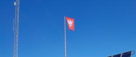 Na maszcie flagowym złotowskiej Jednostki Ratowniczo-Gaśniczej umieszczono powstańczą chorągiew