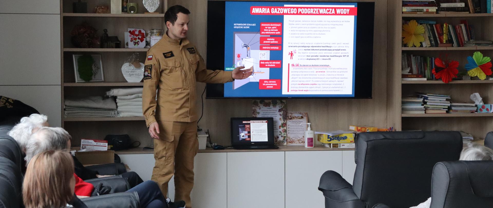 Strażak podczas prelekcji z seniorami w hospicjum 