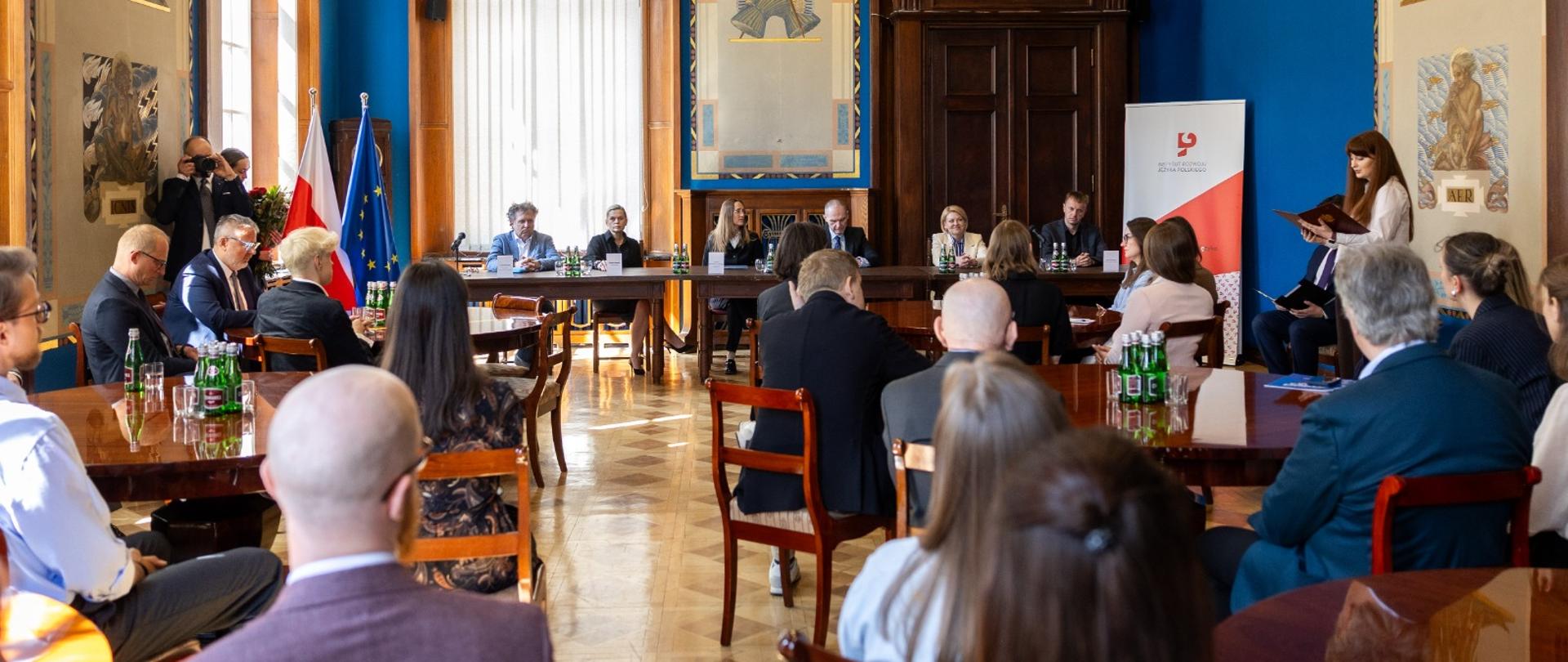 Zdjęcie przedstawia salę i uczestników spotkania w siedzibie Instytutu Rozwoju Języka Polskiego im. św. Maksymiliana Marii Kolbego. 