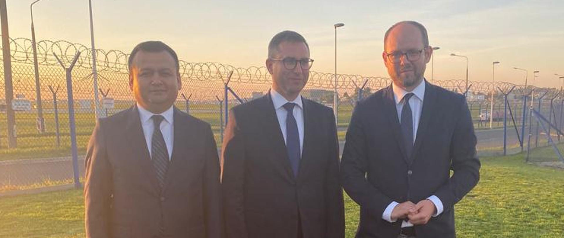 Zdjęcie z lotniska wykonane podczas przekazania transportu ze szczepionkami przeciwko Covid-19 do Uzbekistanu 