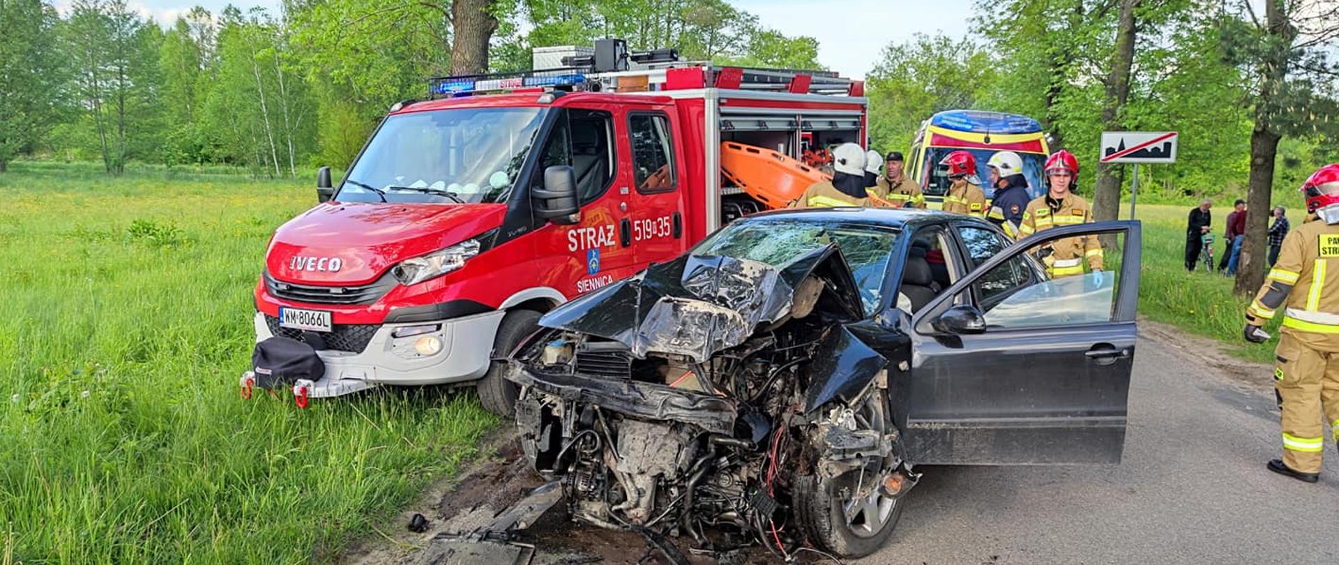 Wrak samochodu osobowego po zdarzeniu z przydrożnym drzewem