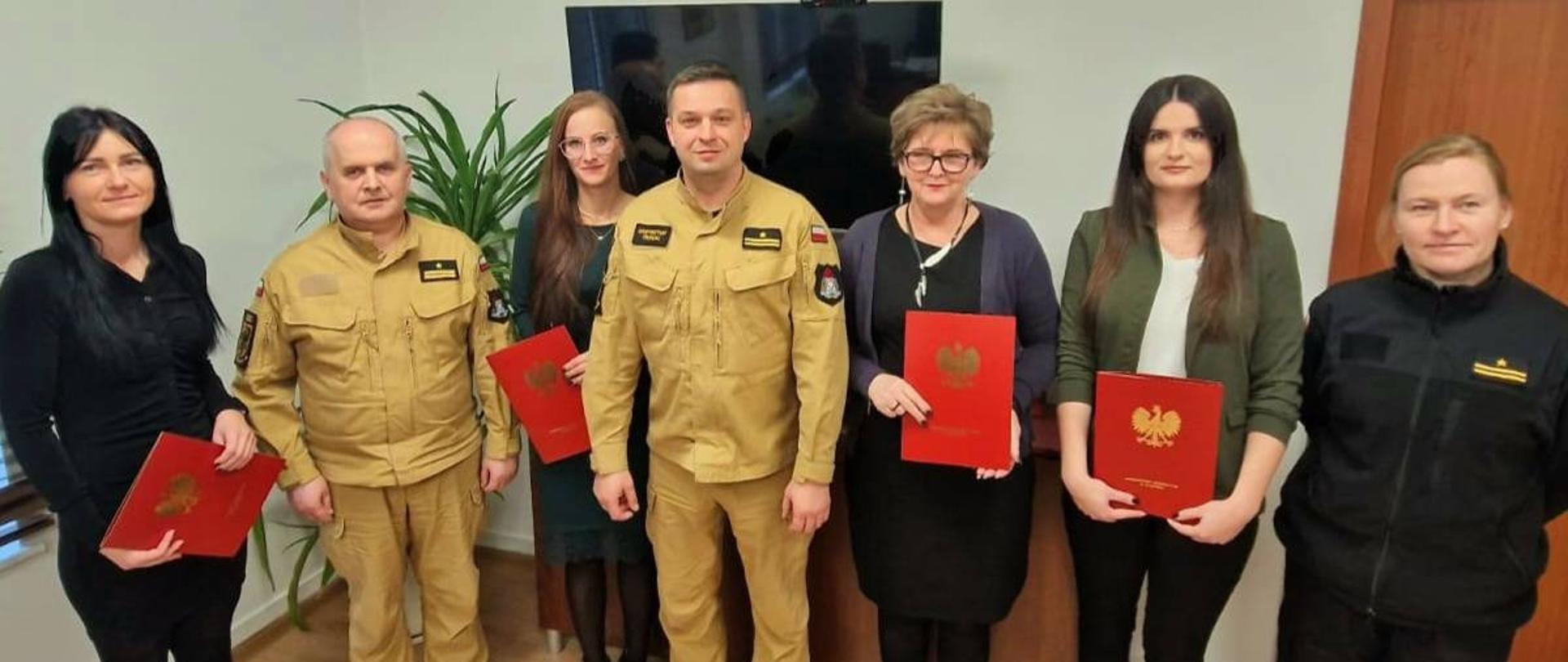Zdjęcie przedstawia nagrodzonych, Komendanta Miejskiego PSP w Słupsku oraz funkcjonariuszy PSP.