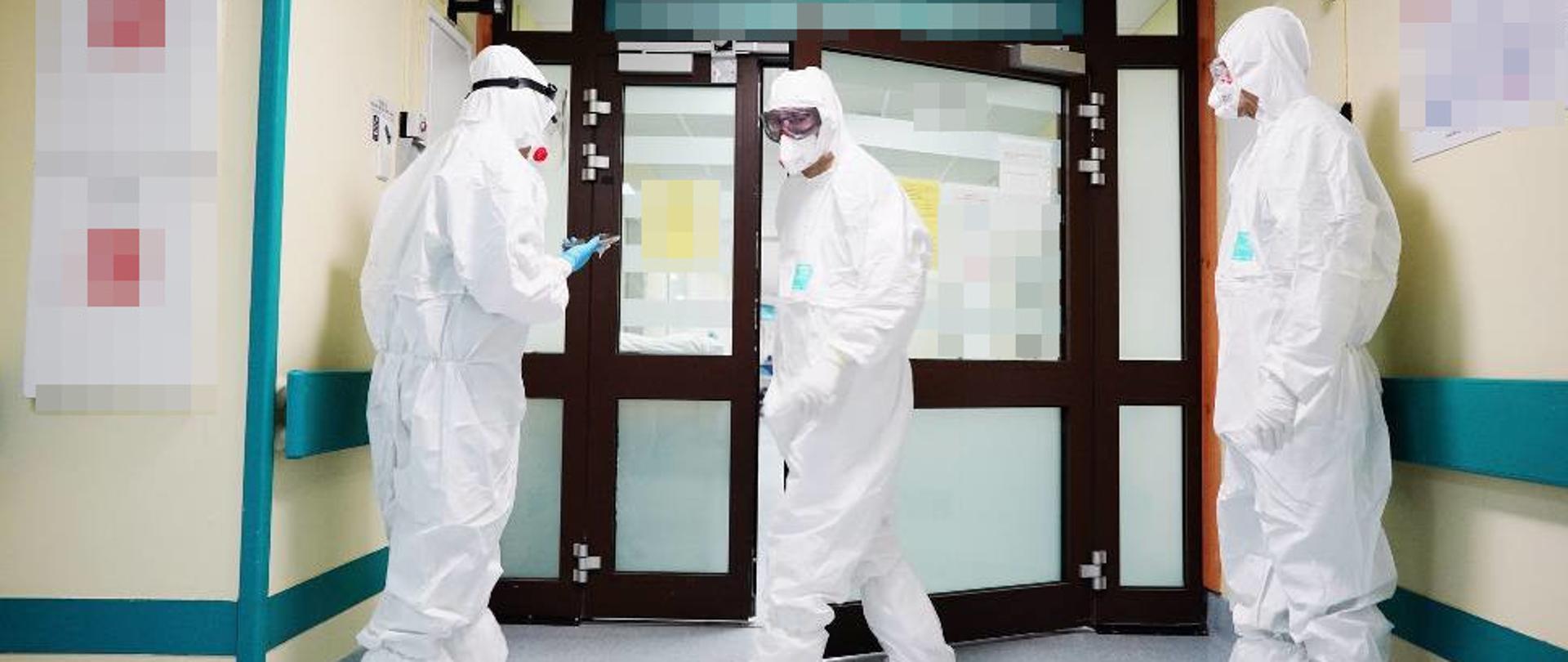 Strażacy pomagają w szpitalach