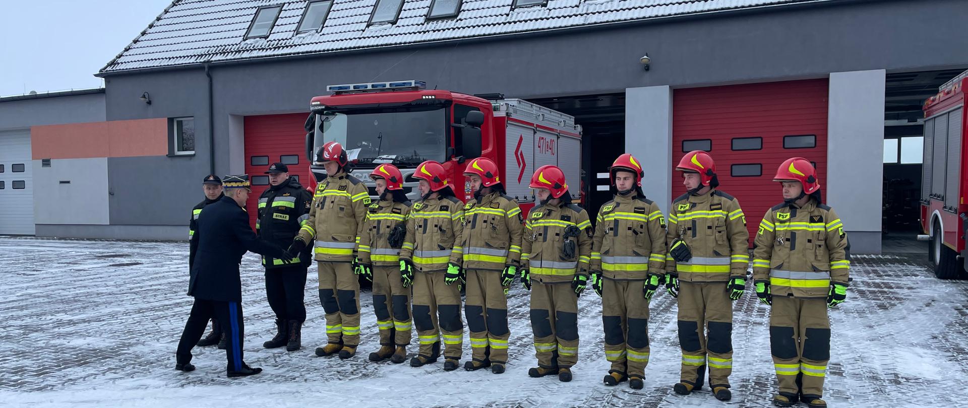 Na zdjęciu Komendant Główny PSP nadbrygadier Andrzej Bartkowiak inspekcjonuje zmianę służbową Jednostki Ratowniczo-Gaśniczej w Lipnie. 