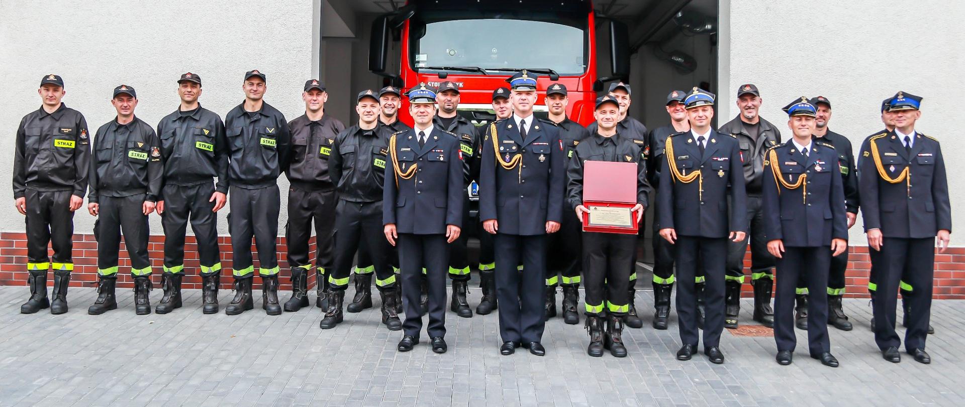 Zdjęcie przedstawiające pożegnanie emeryta, na zdjęciu Komendant Miejski PSP, Zastępca Miejski PSP, dowódca JRG 2 oraz zmiana służbowa.