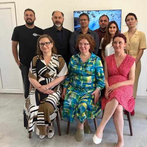 Zdjęcie przedstawia reprezentantkę ADRA Polska Katsiarynę Kasykh z oficerem terenowym ADRA Gruzja- Araikiem Karapetyanem oraz przedstawicielami lokalnych władz i NGO Biliki. Fot. Mariam Chrikiszwili