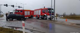 Miejsce zdarzenia zabezpieczone przez zastępy z JRG wraz z jednym z uszkodzonych aut