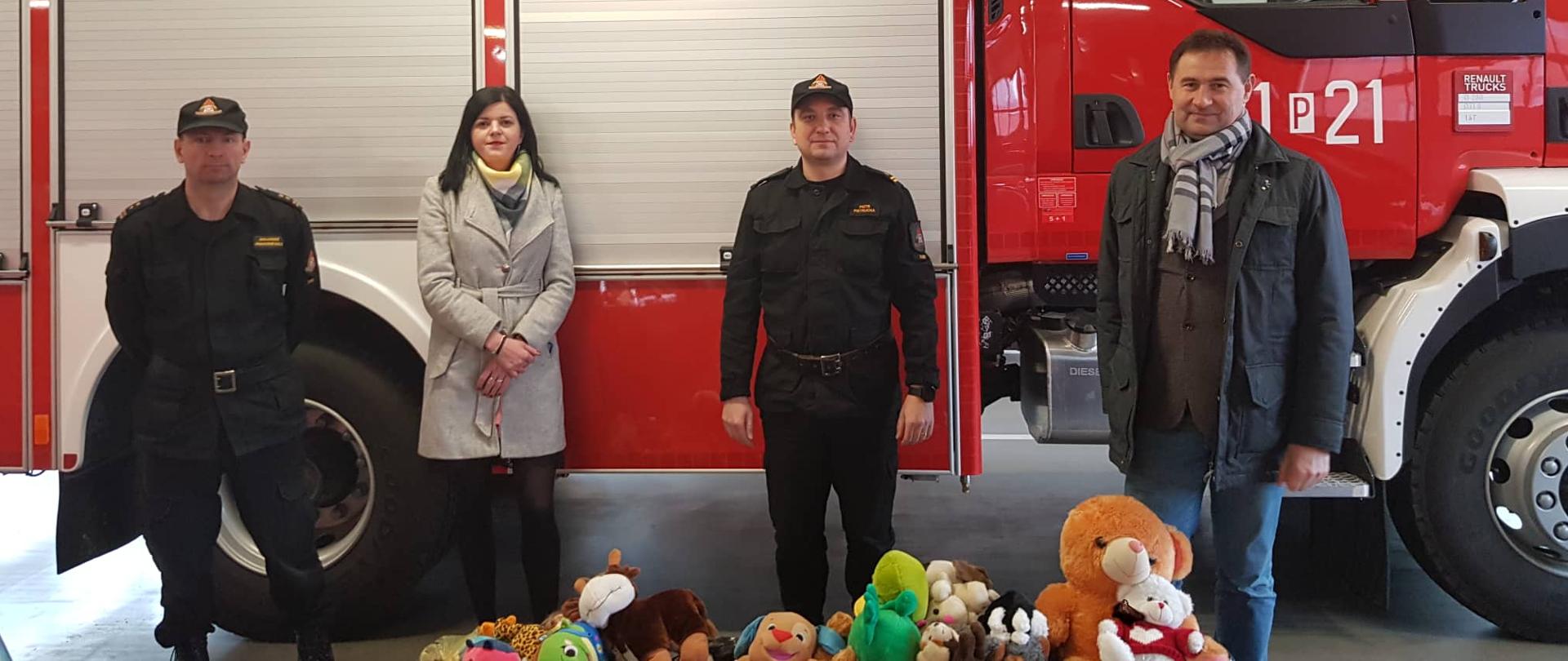 Wójt gminy oraz pracownik UGiM Tuliszków przekazują misie komendantowi powiatowemu PSP w Turku wraz z zastępcą