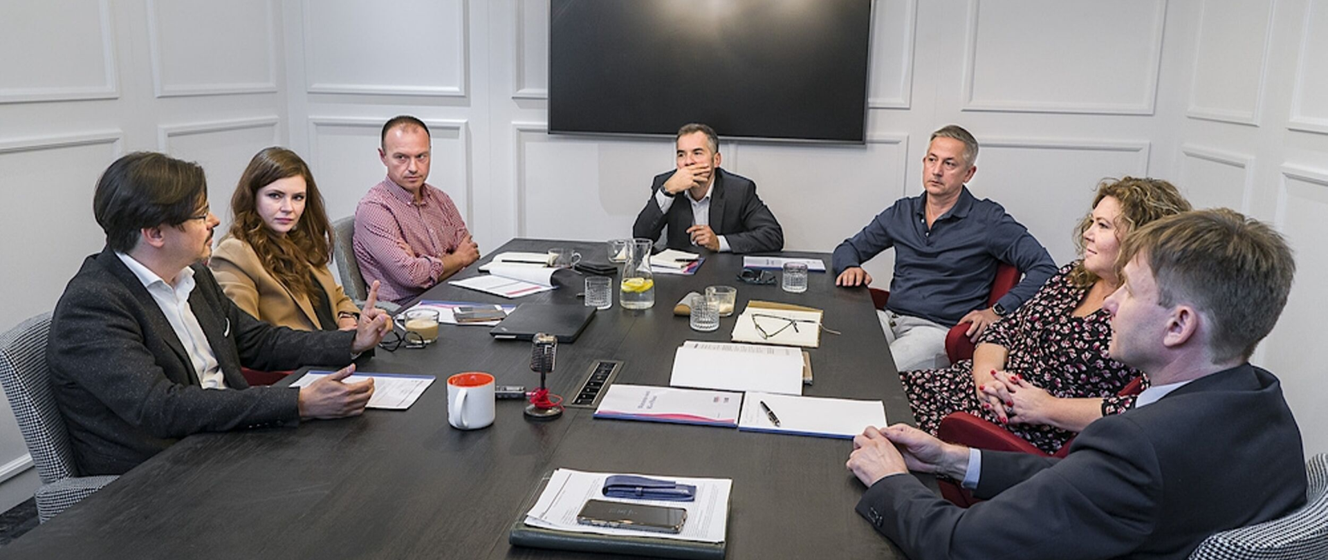 Uczestnicy debaty siedzą przy stole. Minister Wanda Buk druga po lewej.