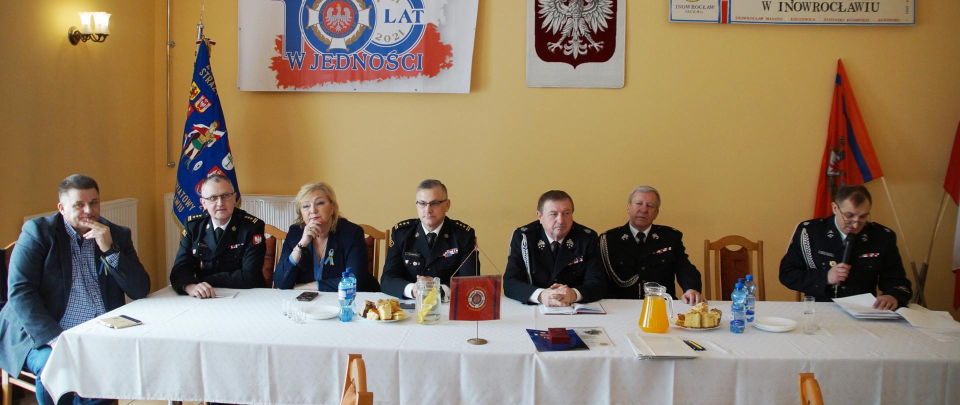 Zaproszeni goście oraz zarząd powiatowy przy stole prezydialnym.