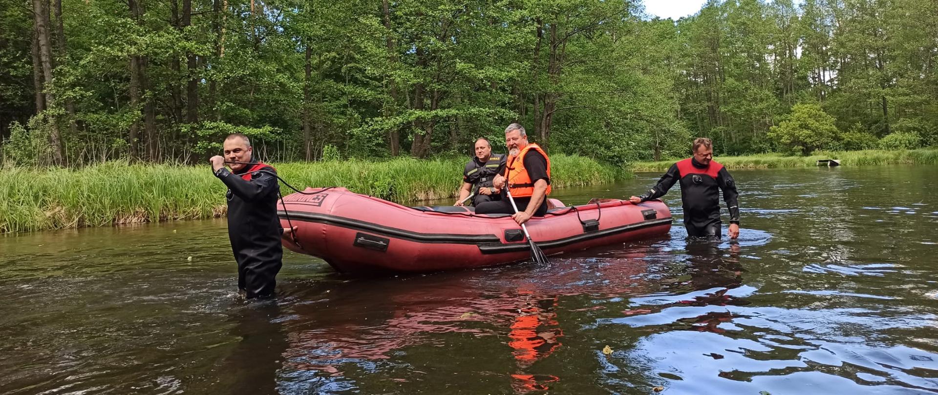 Funkcjonariusze i pracownicy KP PSP w Sejnach, w trakcie zbierania śmieci z dna rzeki Czarna Hańcza