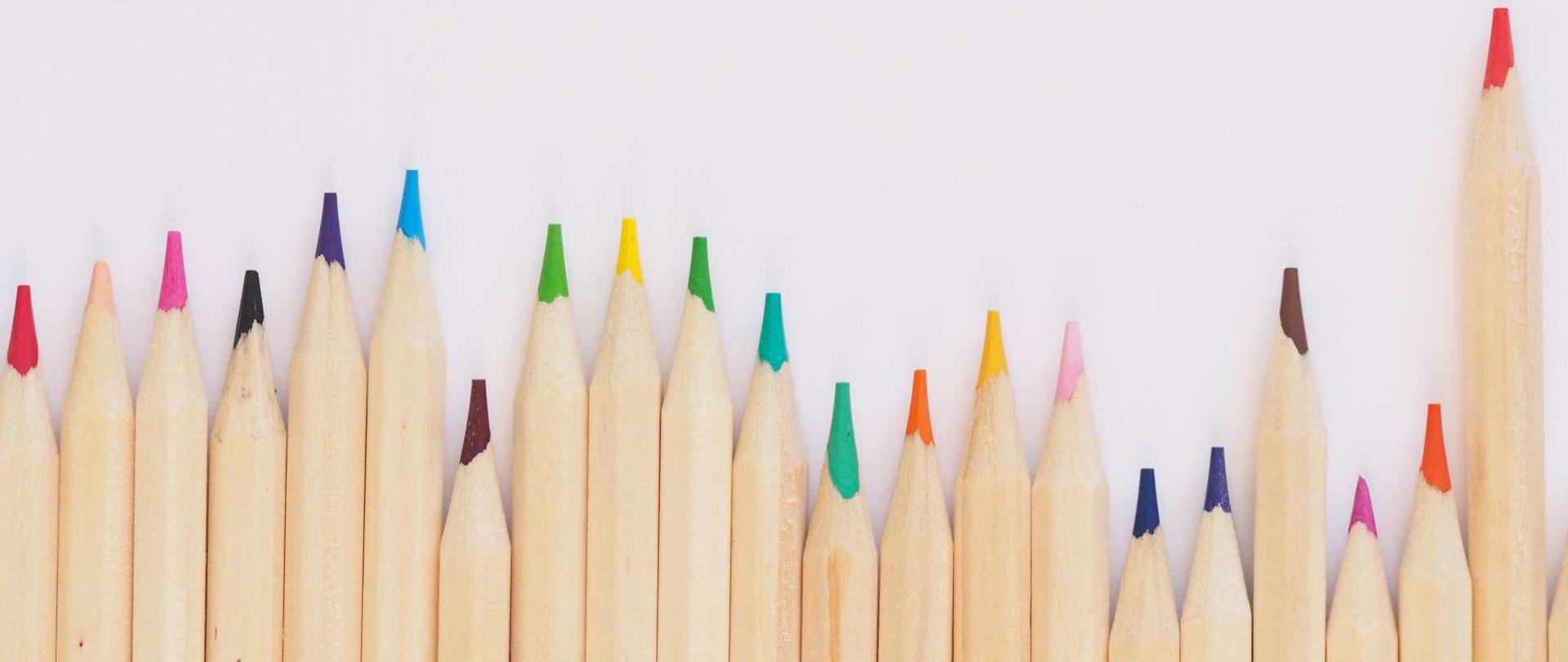 drewniane kredki na jasnoszarym tle