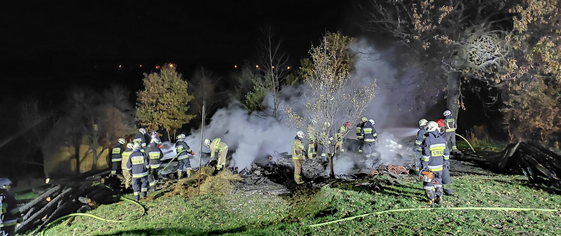 Strażacy gaszą pożar