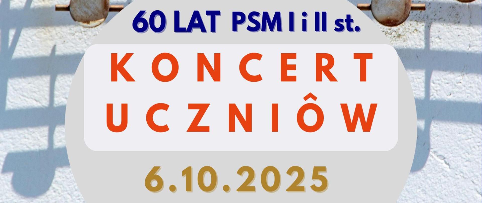 Plakat Koncertu uczniów z okazji jubileuszu 60-lecia szkoły w dniu 6 października 2025 o godzinie 17.00. Plakat ma jasnoniebieskie tło o o ziarnistej, nierównomiernej strukturze, na którym znajduje się metaloplastyka przedstawiająca pięciolinię z nutami oraz jej szary cień. Pod nią umieszczone są napisy informacyjne, a w górze strony logotyp szkoły oraz napis "60 LAT".