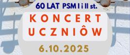 Baner Koncertu uczniów z okazji jubileuszu 60-lecia szkoły w dniu 6 października 2025 o godzinie 17.00. Tło jest jasnoniebieskie o o ziarnistej, nierównomiernej strukturze, na której znajduje się metaloplastyka przedstawiająca pięciolinię z nutami. 