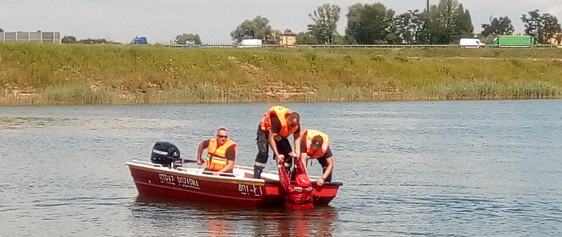Zdjęcie główne przedstawia trzech strażaków z JRG Bochnia , którzy przy pomocy łodzi podpłynęli do tonącego człowieka i wydobywają go z wody na pokład. Strażacy mają założone kapoki natomiast strażak pozorujący tonącego ubrany jest w ubranie do pracy w wodzie.