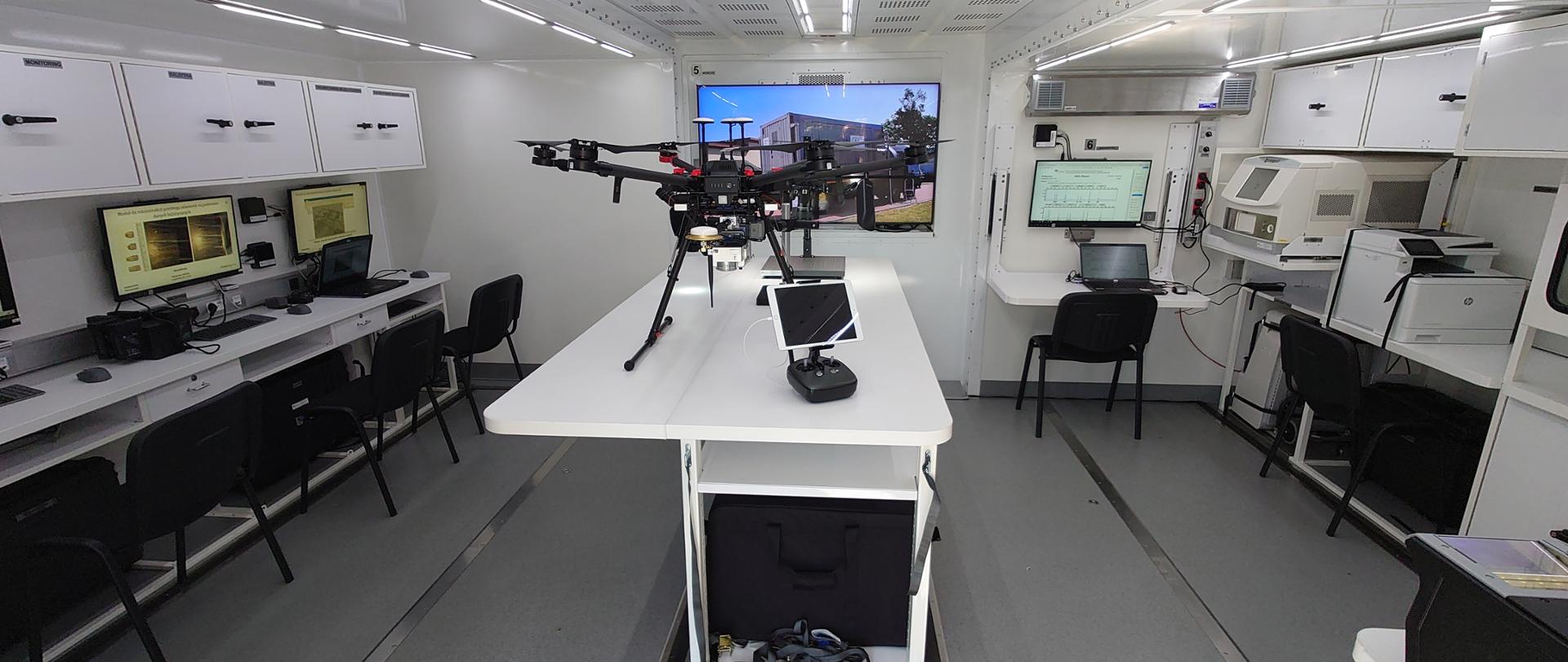 Fot. 5 - Wnętrze Mobilnej Platformy Kryminalistycznej gotowej do pracy