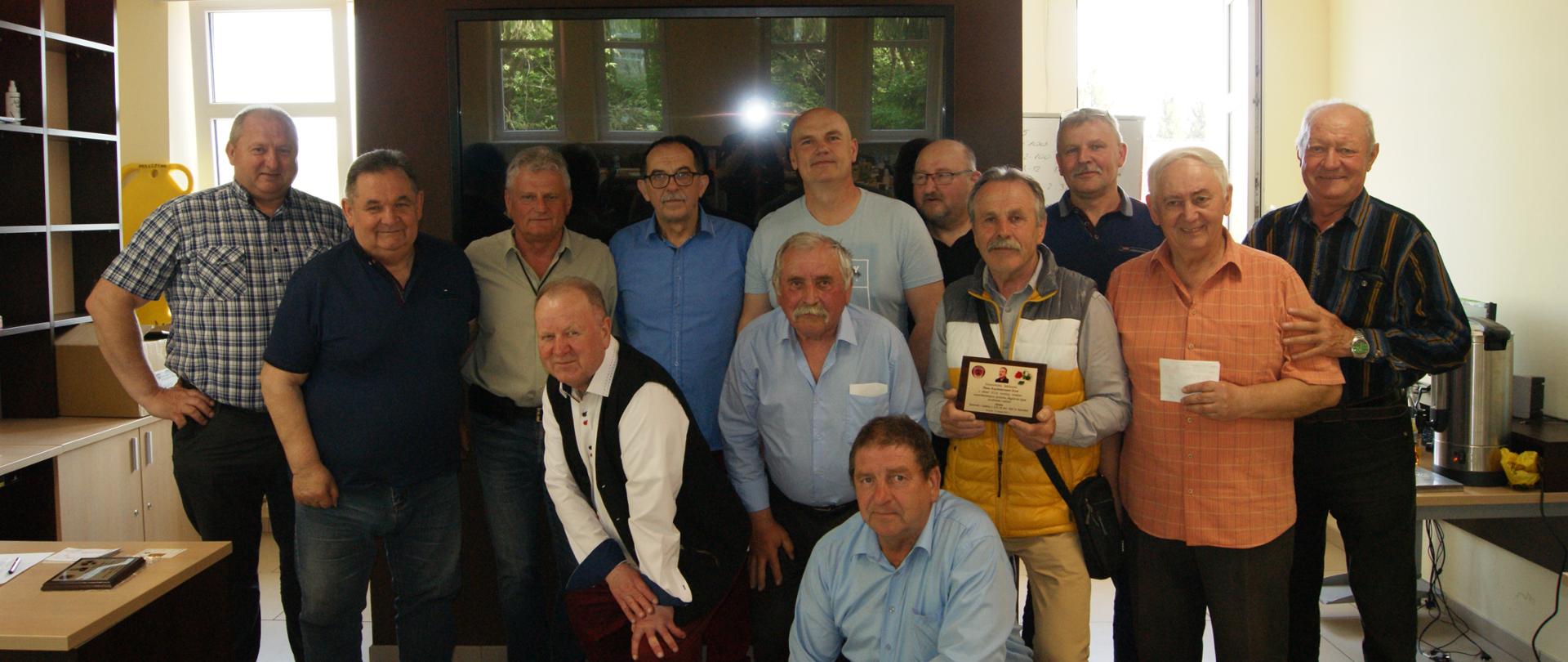 Spotkanie koła emerytów pożarnictwa. Zdjęcie zbiorowe.