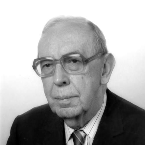 Krzysztof Skubiszewski czarno-biały portret mężczyzny w okularach z grubymi oprawkami, siwe włosy, ciemna marynarka, ciemny krawat, biała koszula w paski.