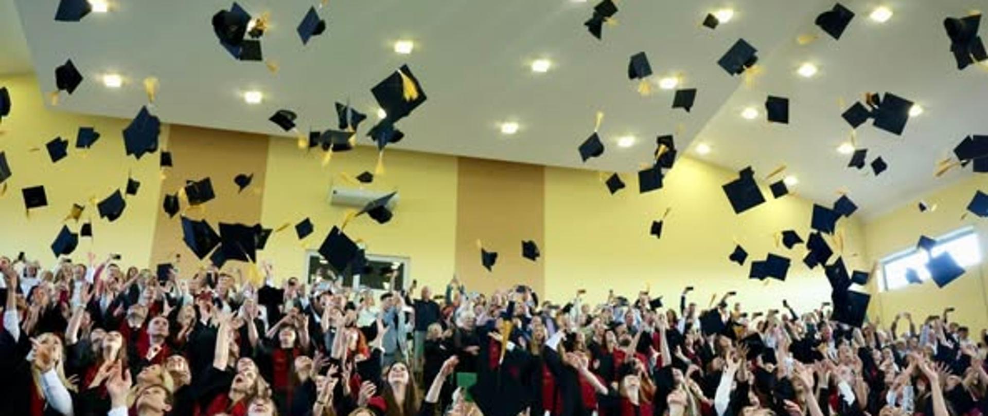 140 przyszłych lekarek i lekarzy zakończyło studia medyczne. Już wkrótce rozpoczną oni pracę w systemie ochrony zdrowia