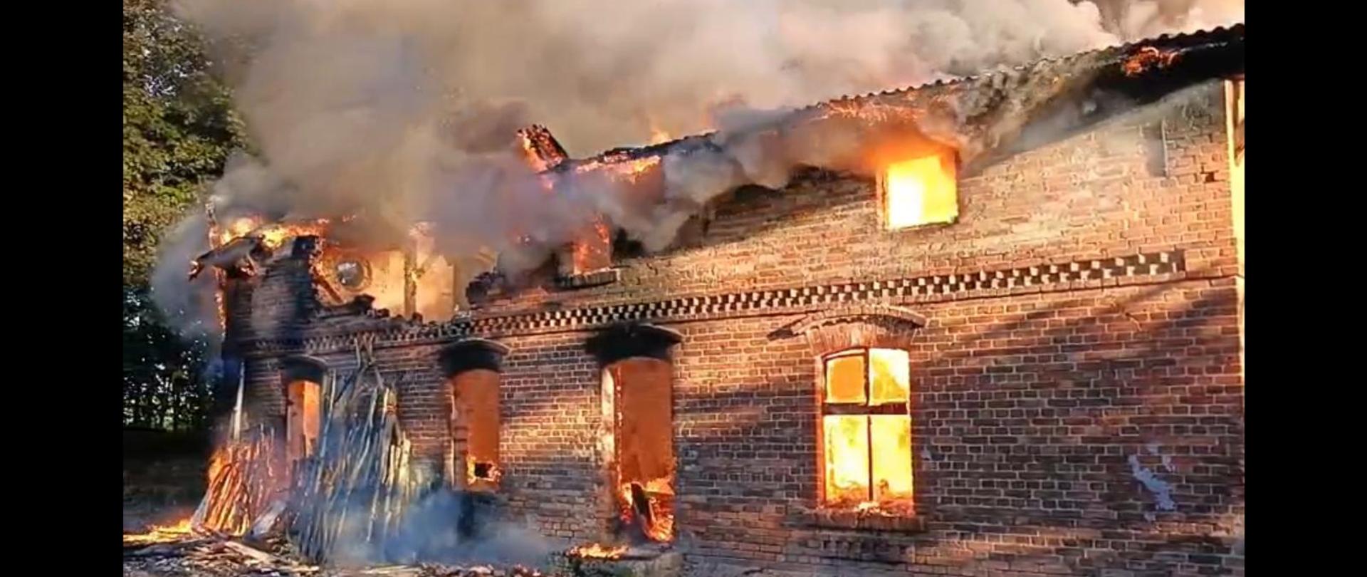 Budynek całkowicie objęty pożarem. 