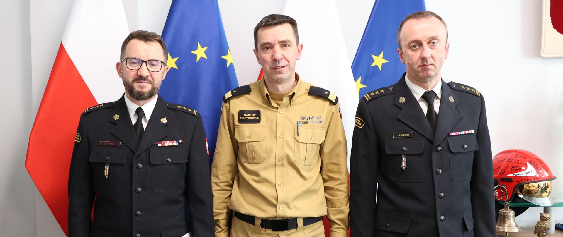 Komendant Główny PSP pozuje do zdjęcia grupowego.