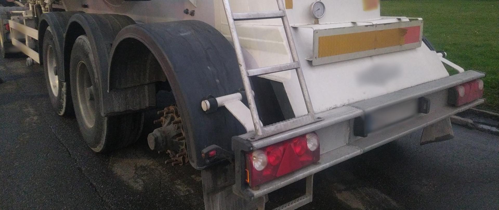 Naczepa ciężarowa przystosowana do przewozu materiałów sypkich - tzw. silos bez koła na ostatniej osi.