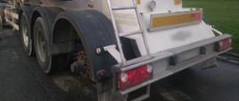 Naczepa ciężarowa przystosowana do przewozu materiałów sypkich - tzw. silos bez koła na ostatniej osi.