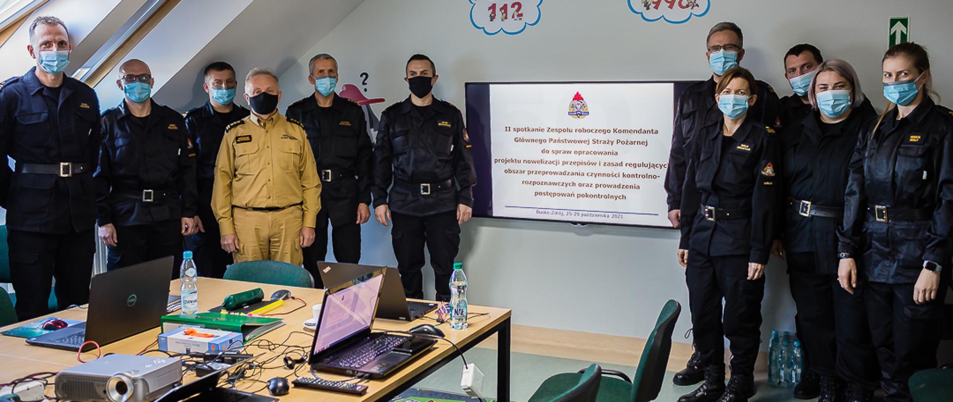 Uczestnicy spotkania pozujący do pamiątkowego zdjęcia. 