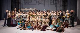 Premiera "Don Kichot" - wszyscy aktorzy i autorzy na scenie w kostiumach 