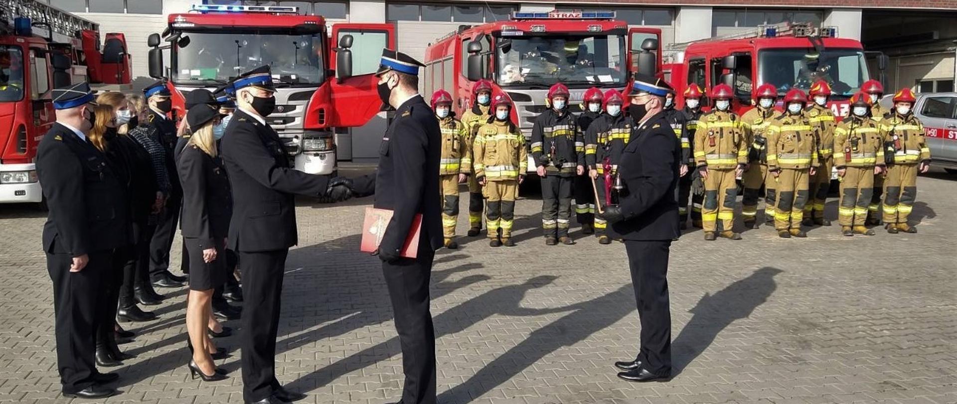 Strażacy przed jednostką PSP