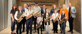 Zdjęcie przedstawiające wszystkich wykonawców kwietniowego koncertu saksofonowego w auli Szkoły Muzycznej w Zgorzelcu w dniu 26.04.2023 r.