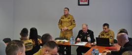 Na pierwszym planie przemawiający st.bryg. Marcin Charuba , w tle pozostali uczestnicy narady