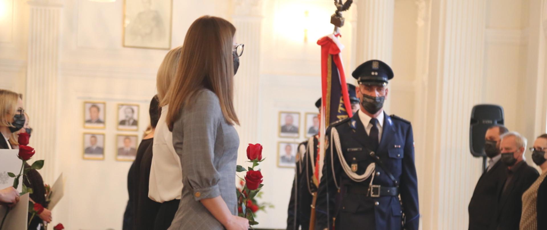 Rozpoczęcie uroczystości z okazji Dnia Służby Cywilnej - poczet sztandarowy Komendy Stołecznej Policji wprowadza sztandar