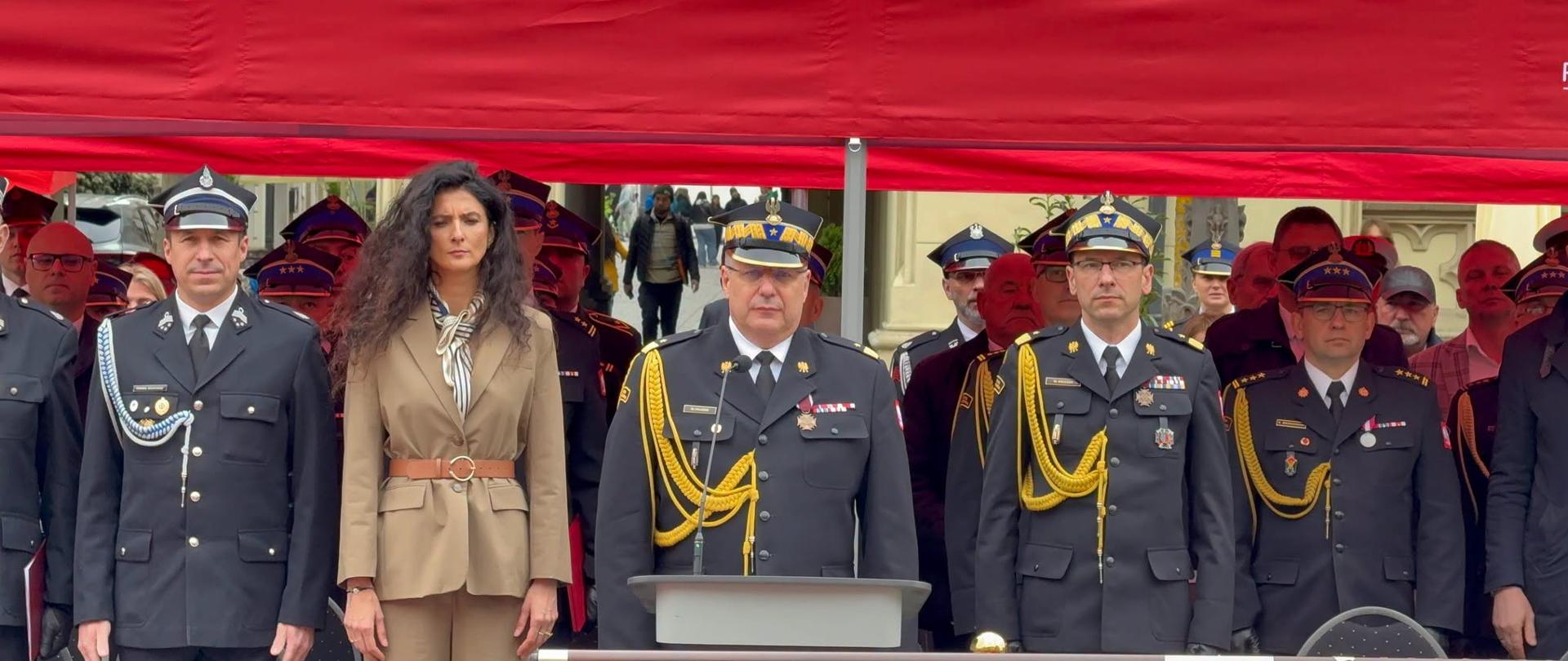 Uczestnicy uroczystości z okazji Dnia Strażaka podczas oficjalnego apelu z udziałem kierownictwa Państwowej Straży Pożarnej oraz zaproszonych gości.