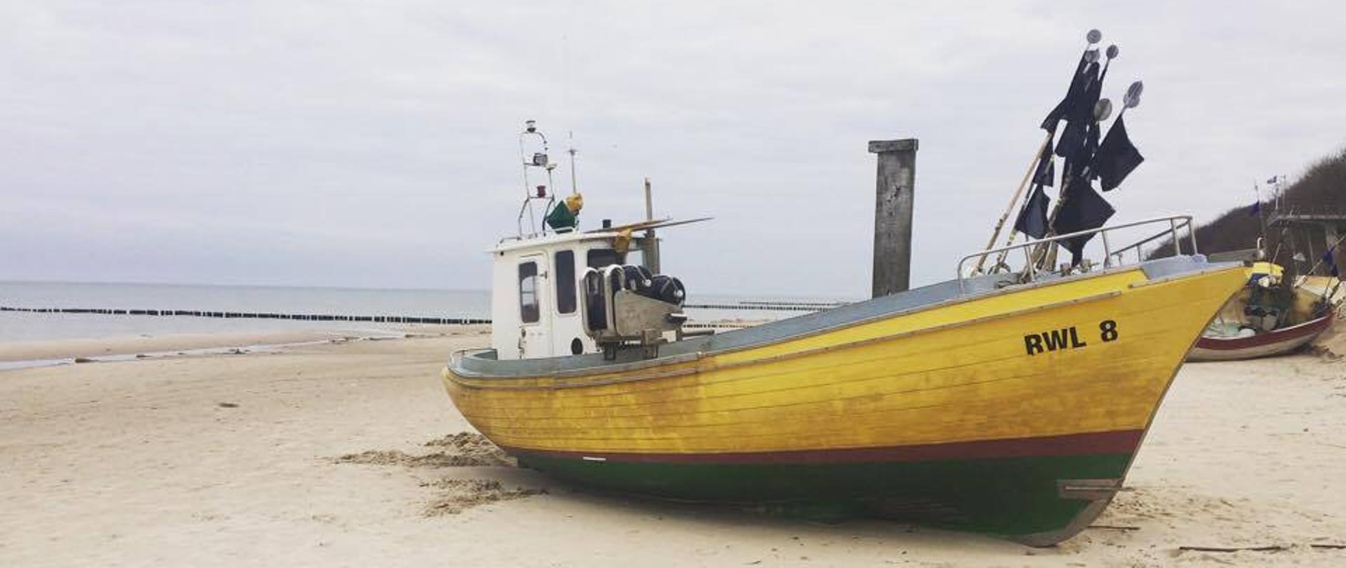 Łódź rybacka na plaży w Rewalu