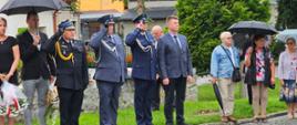 Funkcjonariusze oddający hołd