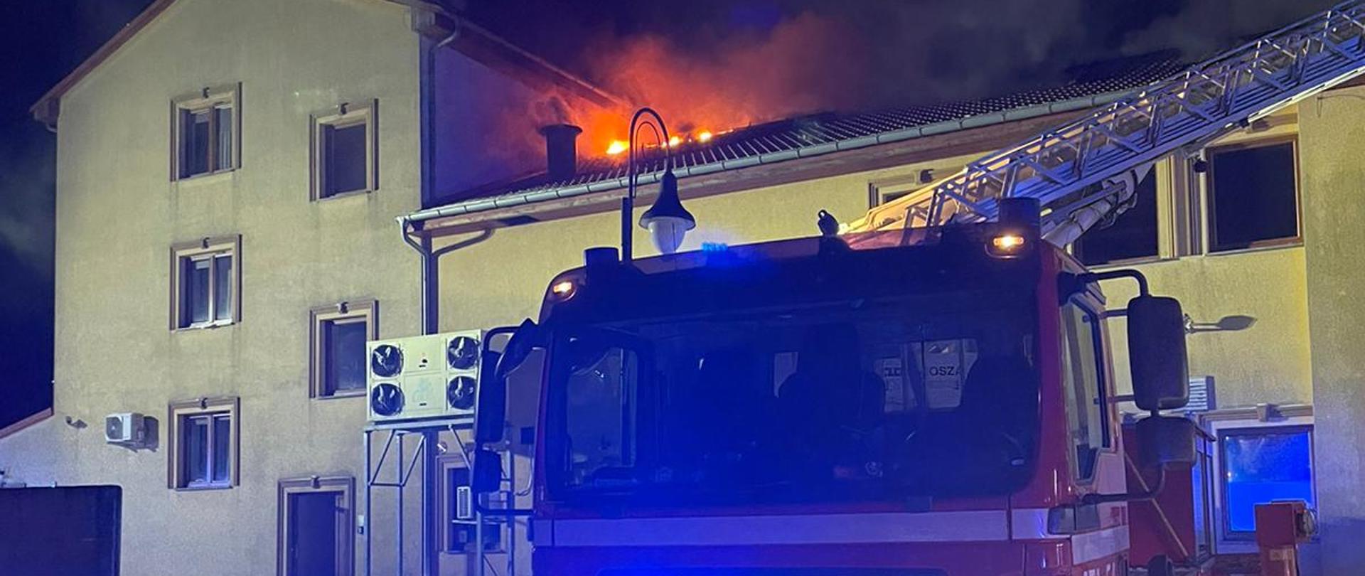 Pożar poddasza w budynku restauracyjno - hotelowym. Na zdjęciu podnośnik SHD-23 podczas działań gaśniczych.