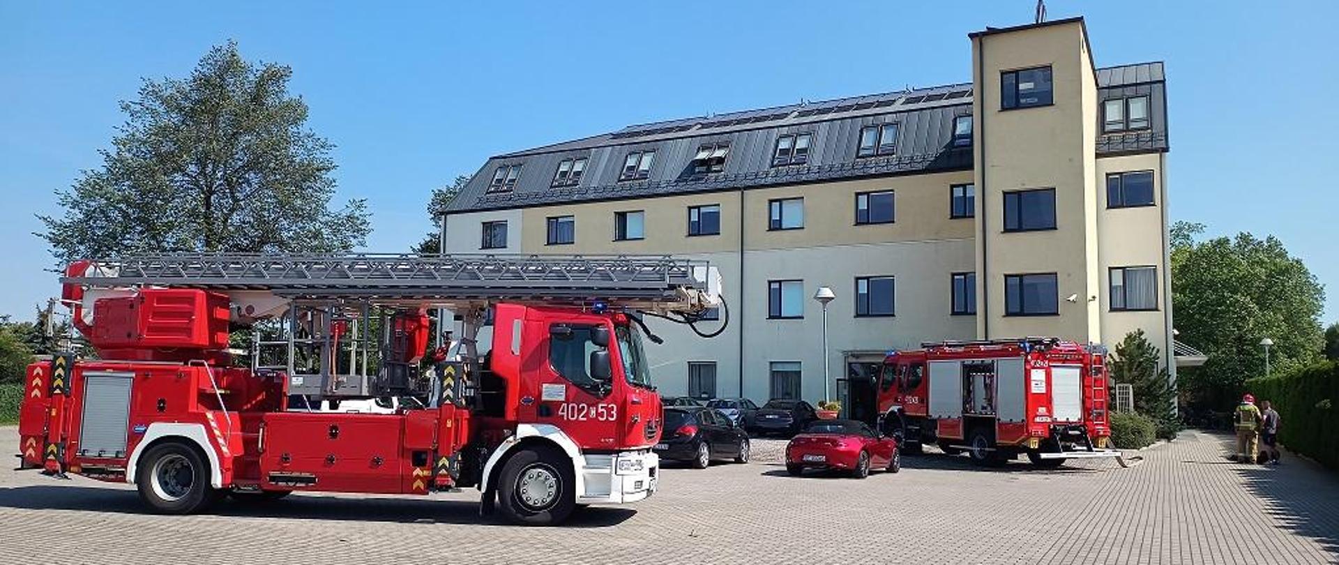 Wozy strażackie przy hotelu Austeria