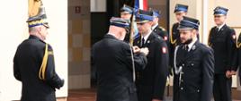 Na zdjęciu widzimy strażaka PSP i OSP odbierających z rąk Wojewody Pomorskiego odznaczenie