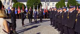 Zdjęcie przedstawia odznaczanie medalami strażaków. Odznaczanie odbywa się na Placu Jana Pawła II w Zgierzu. 