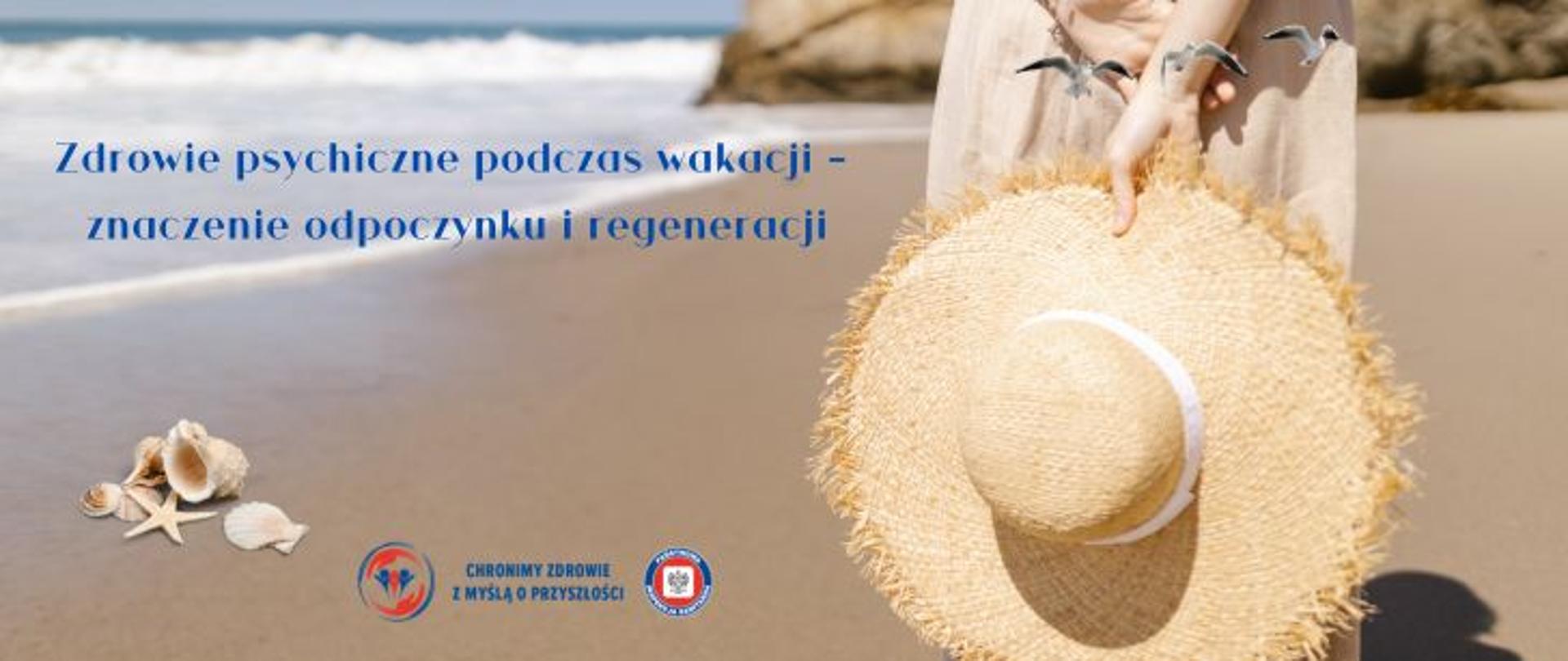 Plaża z falami i muszelkami. Po prawej stronie widać osobę trzymającą duży słomkowy kapelusz, nad którym lecą mewy W lewym górnym rogu znajduje się ciemny napis:: „Zdrowie psychiczne podczas wakacji – znaczenie odpoczynku i regeneracji” Na dole strony logo Państwowej Inspekcji Sanitarnej wraz z hasłem" Chronimy zdrowie z myślą o przyszłości. 