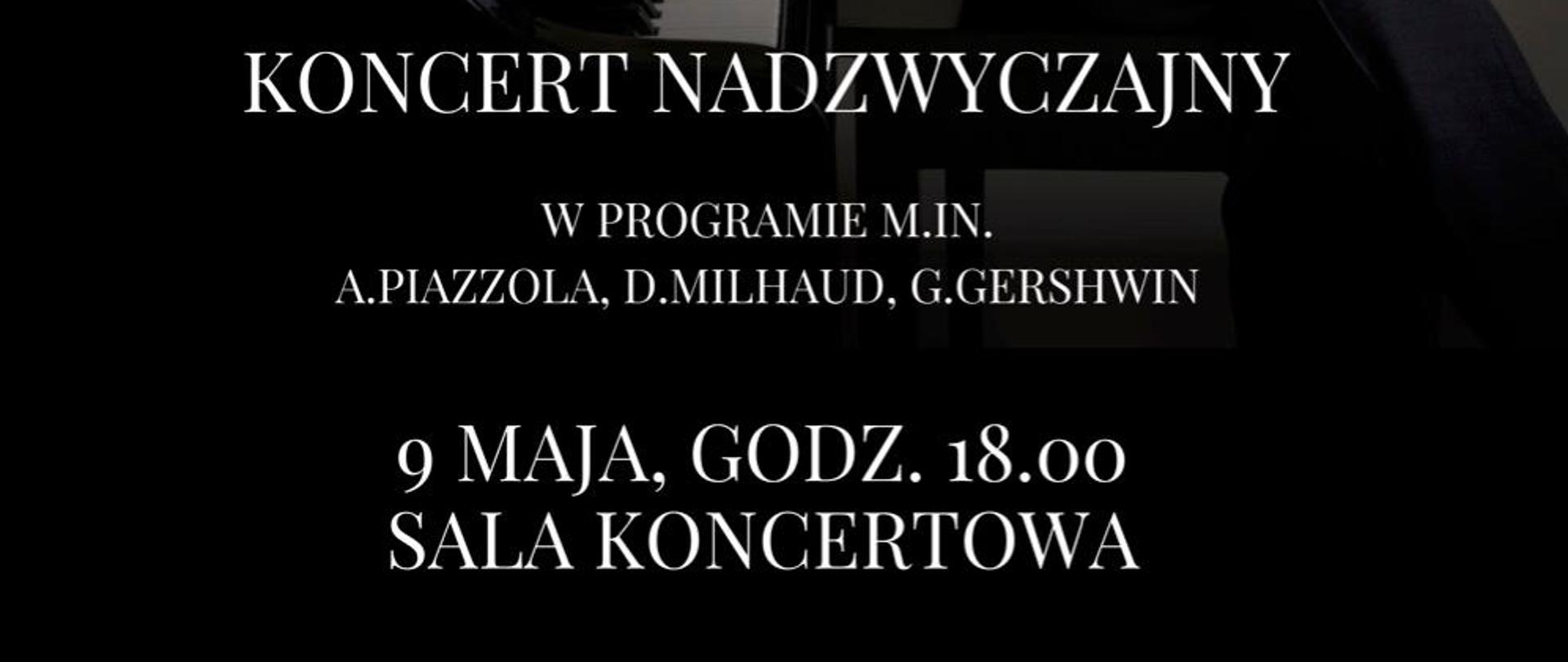 zdjęcie przedstawiające Hyo Lee i Hyuk Lee w smokingach przy fortepianie