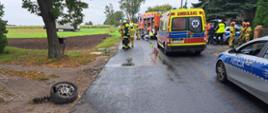 Straż Pożarna, Pogotowie Ratunkowe, Policja na miejscu zdarzenia w miejscowości Modliborzyce gm. Dąbrowa Biskupia